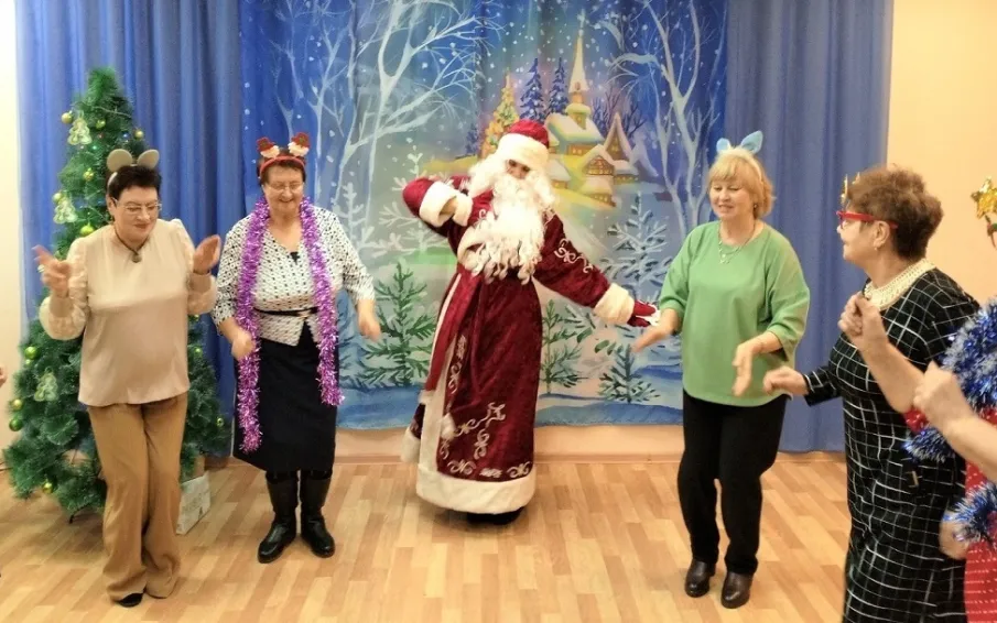 Сотрудники  библиотеки провели для активистов городского общества ВОИ новогодний праздник