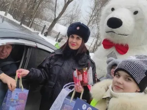 Госавтоинспекция и юные инспекторы движения поздравили  мужчин с наступающим Днем защитника Отечества