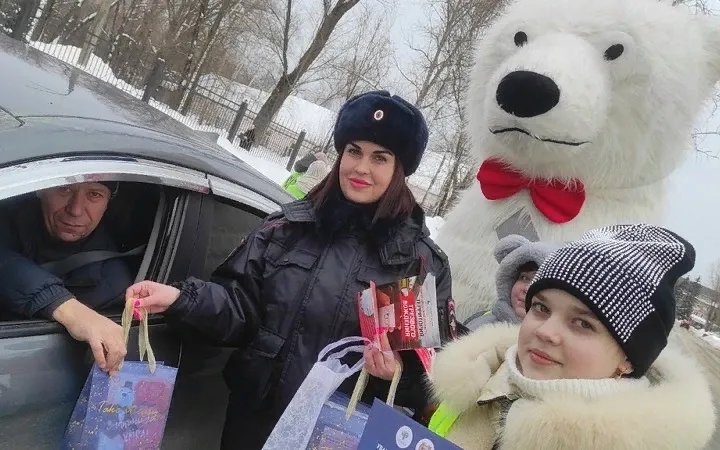 Госавтоинспекция и юные инспекторы движения поздравили  мужчин с наступающим Днем защитника Отечества