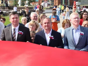 100-метровый триколор развернули в Нижнем Новгороде в День государственного флага
