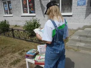 Библиотекари провели необычную уличную акцию «Мир бросает курить, а ты?»