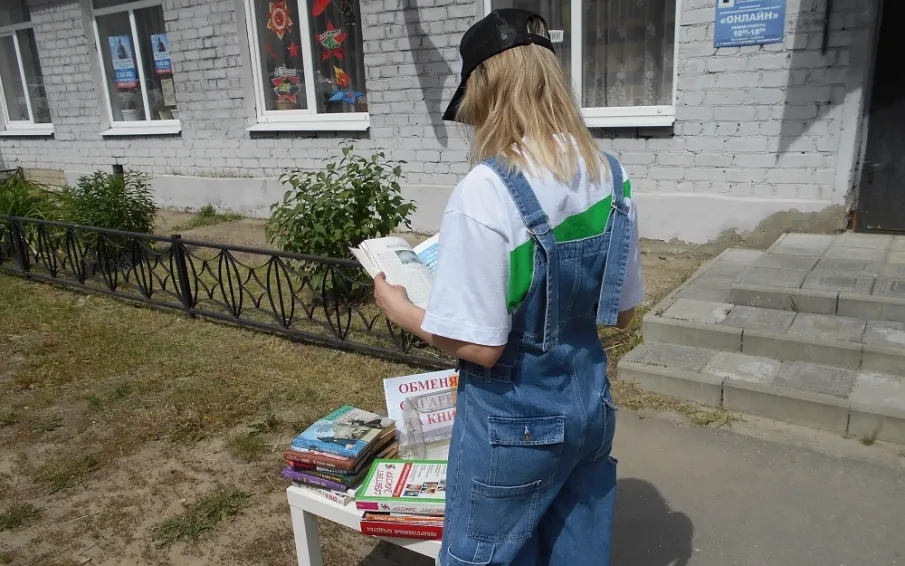 Библиотекари провели необычную уличную акцию «Мир бросает курить, а ты?»