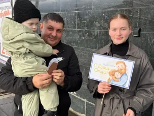 В преддверии Дня отца сотрудники Центральной библиотеки решили порадовать мужчин на улицах города