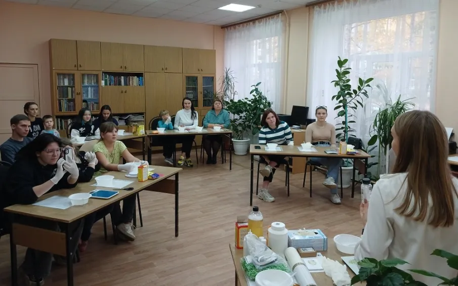 Для участников клуба неформального общения «Все свои» прошел мастер-класс по изготовлению твердой пены для ванн