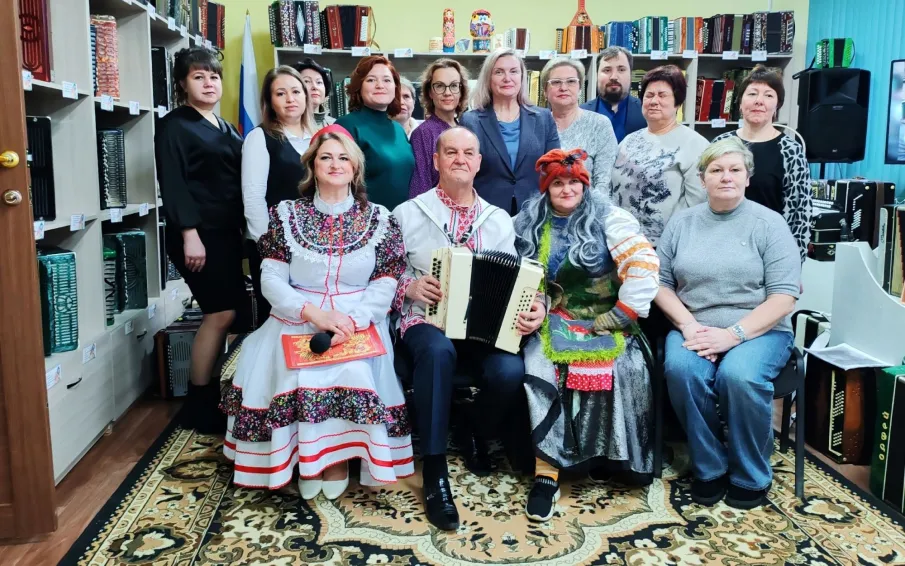 В День гармониста открылась выставка музыкальных инструментов из частной коллекции Алексея Омельшина