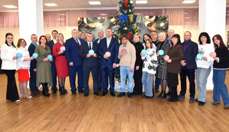 Вся команда нашего муниципалитета традиционно принимает участие в ежегодной благотворительной акции «Ёлка желаний»