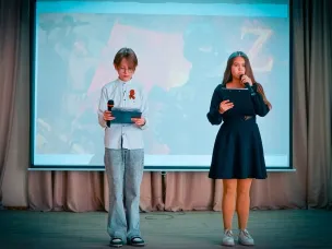 "Я говорю с тобой под свист снарядов..." Под таким названием в школе № 7 прошел патриотический вечер, посвященный празднику Великой Победы.