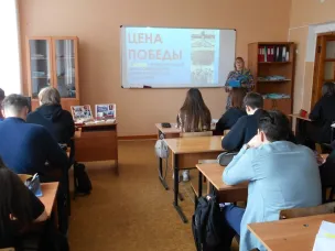 Сотрудники городской библиотеки организовали для студентов колледжа час памяти «Забвению не подлежит»