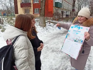 В преддверии Дня Конституции Российской Федерации сотрудники городской детской библиотеки №2 провели уличную патриотическую акцию «Я – гражданин России»