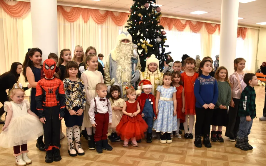 В канун Рождества во Дворце культуры состоялось новогоднее представление для многодетных семей города