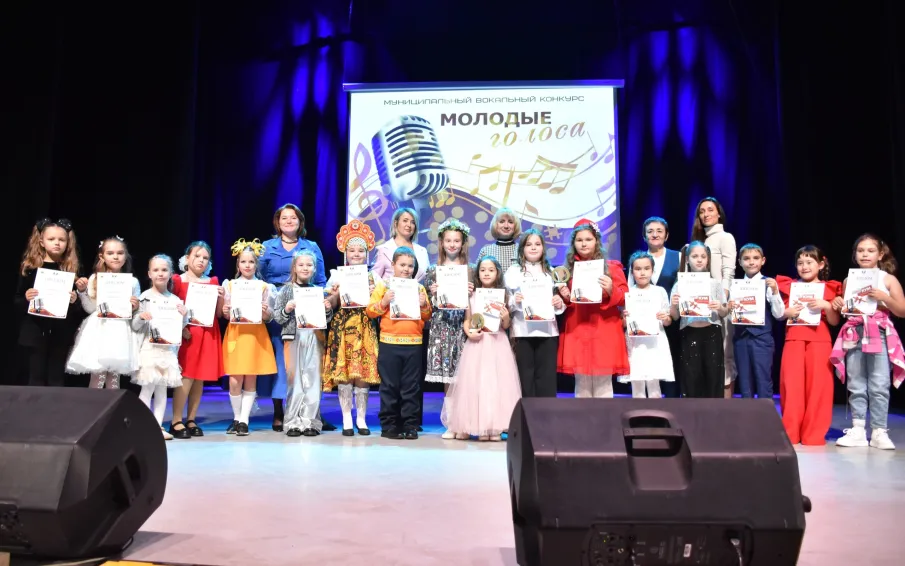 В минувшие выходные во Дворце культуры им. Дубровских состоялся муниципальный вокальный конкурс «Молодые голоса»