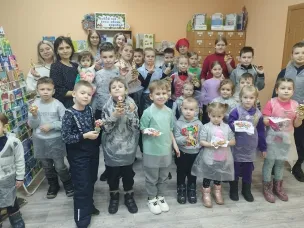 В Центральной детской библиотеке прошел мастер-класс по росписи пряников