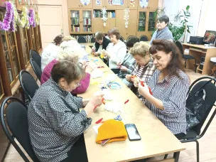 В городской библиотеке №2 накануне волшебного праздника Нового года состоялась встреча участников клуба рукоделия «КудеСница»
