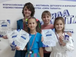 Воспитанницы вокального кружка "Звёздный дождь" приняли участие в фестивалях.