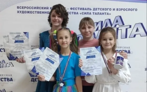 Воспитанницы вокального кружка "Звёздный дождь" приняли участие в фестивалях.