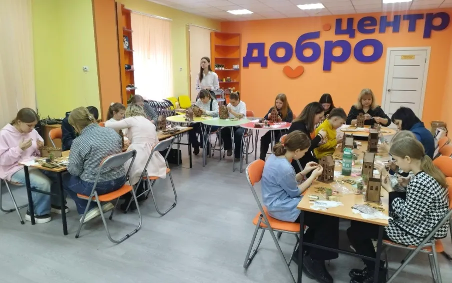 Сотрудники Центральной детской библиотеки пригласили многодетные семьи города в творческую мастерскую «Твори, выдумывай, пробуй»