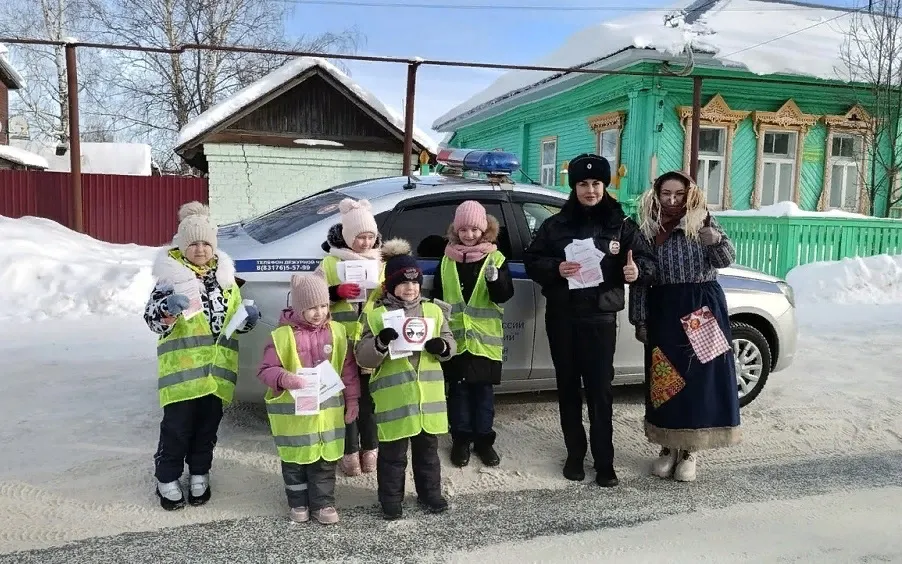 Воспитанники детского сада напомнили водителям о необходимости соблюдения Правил дорожного движения