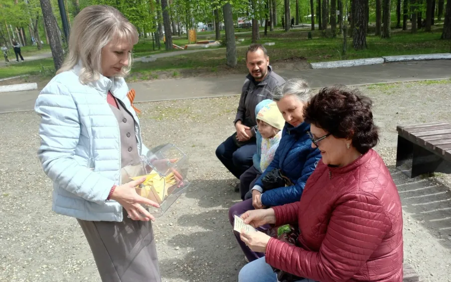 Сотрудники Центральной библиотеки провели в городском парке игровую программу «Мы помним! Мы гордимся!»