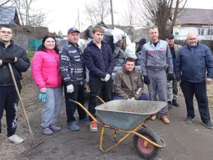Инициативные жители дружно вышли на субботник, навели чистоту и порядок