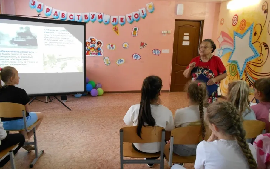 Для ребят, посещающих лагерь дневного пребывания прошел исторический час «Животные в боевом строю»   