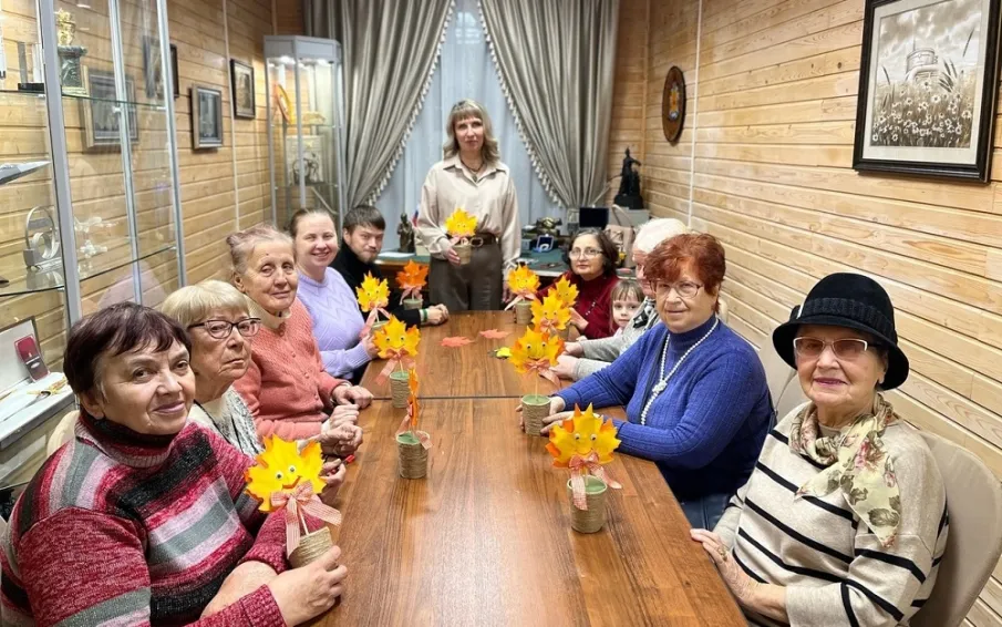 Библиотекари провели мастер – класс по созданию топиария «Улыбка осени»