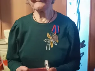 Активисты музея и учащиеся 5 «б» класса  школы № 7 вручили почетные знаки «Дети военных времен» жителям микрорайона