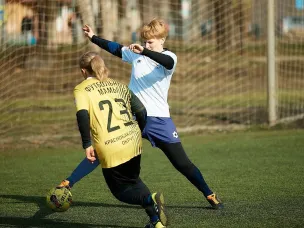 Команда «Искра» удачно стартовала в региональном турнире по футболу