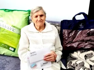 Сотрудники УСЗН поздравили Зинаиду Степановну Тарасенкову с 95- летием