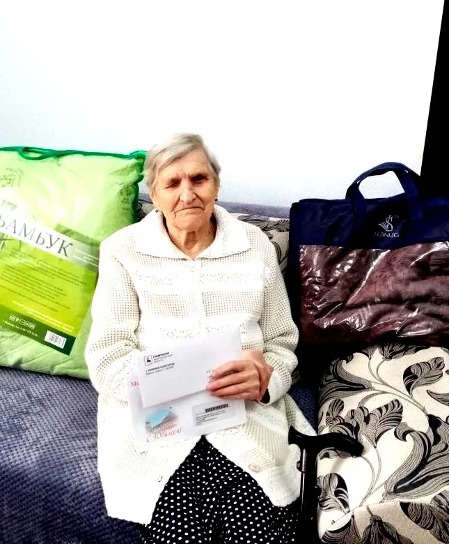 Сотрудники УСЗН поздравили Зинаиду Степановну Тарасенкову с 95- летием