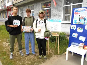 Сотрудники городской библиотеки №2 организовали перед библиотекой для молодежи литературную площадку «Мы - то, что мы читаем»