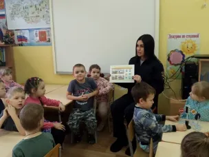 Инспектор Госавтоинспекции Ольга Хажметова рассказала дошколятам о правилах поведения на дороге