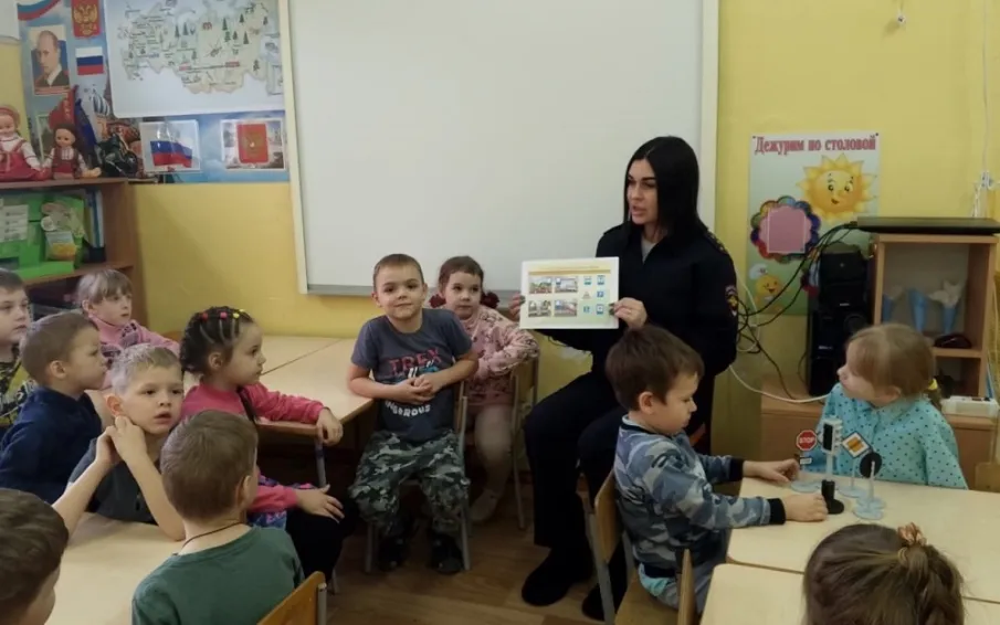Инспектор Госавтоинспекции Ольга Хажметова рассказала дошколятам о правилах поведения на дороге