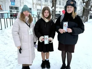 Для детей и подростков города сотрудники Центральной детской библиотеки провели open-air акцию «Телефон доверия»