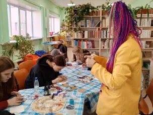 В городской библиотеке прошел мастер-класс по созданию украшений из эпоксидной смолы