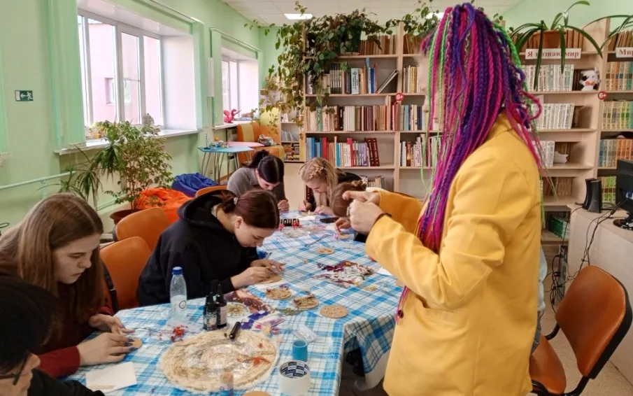 В городской библиотеке прошел мастер-класс по созданию украшений из эпоксидной смолы
