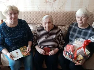 Поводом прийти в гости к ветерану Великой Отечественной войны (труженице тыла), ветерану труда  Анне Андреевне Гладковой стали два знаменательных события