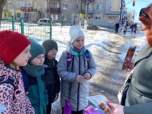 Сотрудники городской детской библиотеки №2 провели уличную патриотическую акцию «Единство в каждой строке»