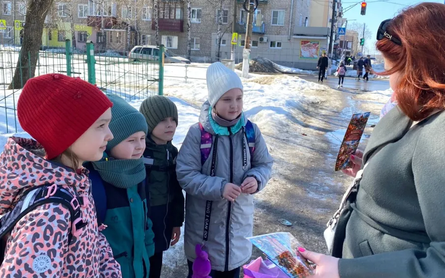 Сотрудники городской детской библиотеки №2 провели уличную патриотическую акцию «Единство в каждой строке»