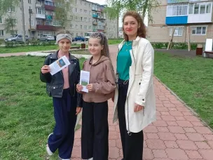 Информ-акцию "Кто считает, что культурно бросить мусор мимо урны?" провели библиотекари на улицах города