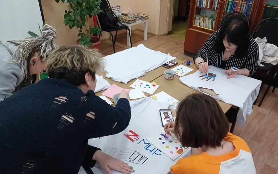 Сотрудники библиотеки организовали патриотическую акцию «Zащитникам Родины»