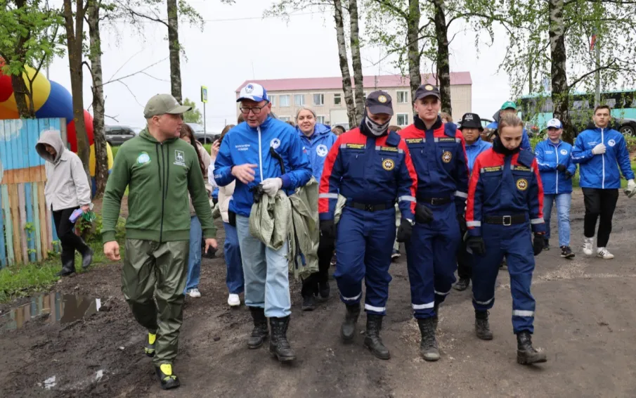 В рабочем поселке Красные Баки во время субботника привели в порядок территорию природного оврага  