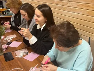 Сотрудники библиотеки провели мастер-класс по созданию декоративного букета