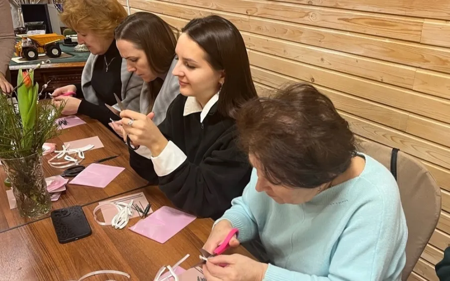 Сотрудники библиотеки провели мастер-класс по созданию декоративного букета