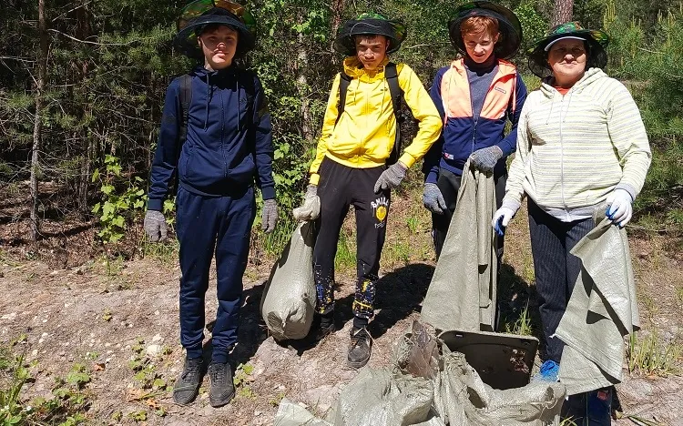 Школьники приняли участие в экологической акции «Чистый лес»