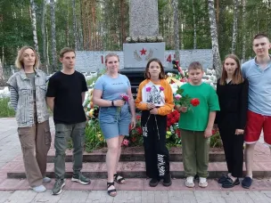 Добровольцы волонтерского объединения «Все Свои» провели на Братских могилах акцию памяти – «Мы чтим героев»