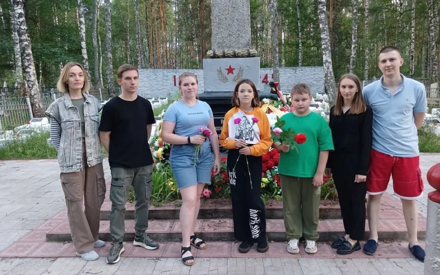 Добровольцы волонтерского объединения «Все Свои» провели на Братских могилах акцию памяти – «Мы чтим героев»