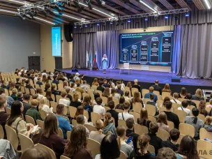 На «Ярмарке профессий» в «Школе 800» юным нижегородцам рассказали, как строить карьеру в эпоху искусственного интеллекта