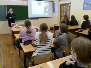 Сотрудники библиотеки провели урок подвига «Неизвестный солдат, ты для каждого вечно живой»