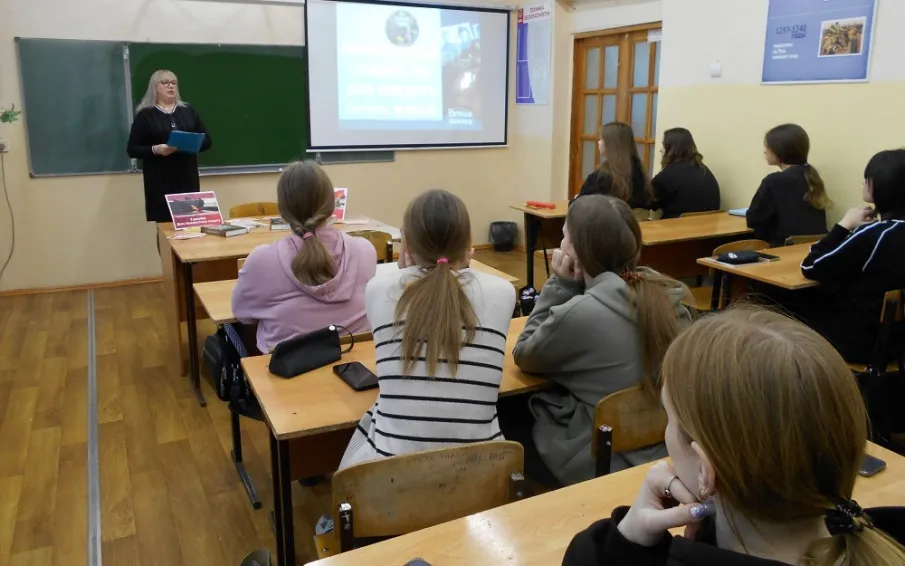 Сотрудники библиотеки провели урок подвига «Неизвестный солдат, ты для каждого вечно живой»
