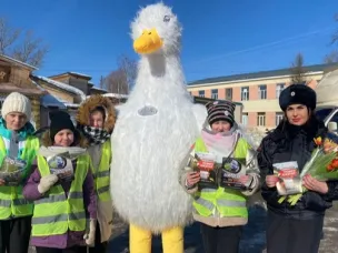 Акция «Цветы для автоледи» прошла в Кулебаках